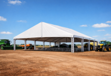 Estruturas para Feiras e Exposições Agrícolas: Guia Completo Estrutura de tenda em feira agrícola com exposição de máquinas e equipamentos ao ar livre