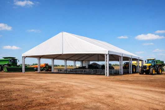 Estruturas para feiras e exposições agrícolas Estrutura de tenda em feira agrícola com exposição de máquinas e equipamentos ao ar livre