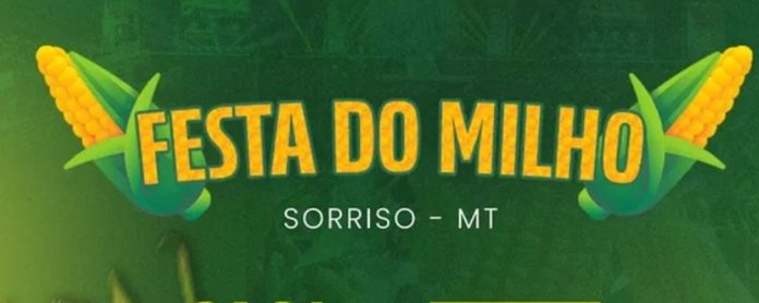 Festa do milho com comidas típicas e público em evento cultural