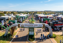 Fenashow 2026 Fachada Ilustrativa da entrada principal da Fenashow 2026 em Pontalina, Goiás, exibindo o portal com a logo do evento, as datas de 09 a 12 de junho e máquinas agrícolas como tratores e colheitadeiras ao fundo.