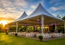 Locação de Tendas para Eventos no Brasil Tenda para eventos montada ao ar livre com estrutura profissional, mesas e iluminação em evento no Brasil