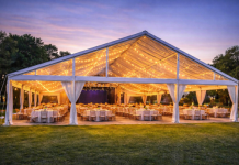 Tenda para Eventos Grandes Tenda grande para eventos montada ao ar livre com iluminação, mesas e estrutura completa para grande público