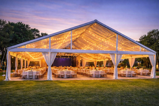 Tenda para Eventos Grandes com Estrutura Completa Tenda grande para eventos montada ao ar livre com iluminação, mesas e estrutura completa para grande público