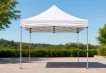 Como Aumentar a Vida Útil da Tenda Sanfonada Tenda sanfonada branca montada ao ar livre com estrutura metálica e lona limpa em ambiente externo